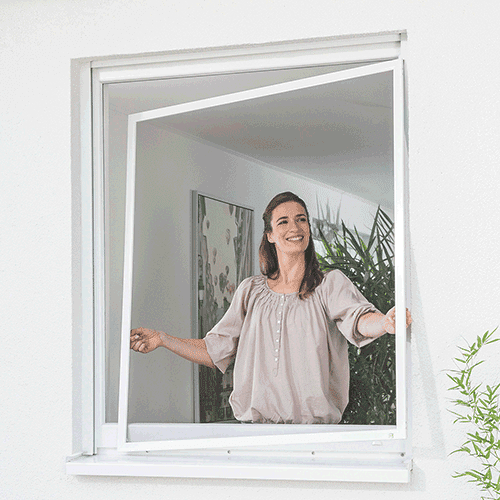 Insektenschutz Spannrahmen von Neher wird von einer Kundin am Fenster angebracht.